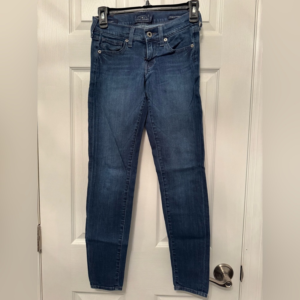 Lucky Brand low rise skinny jeans
Size 0/25